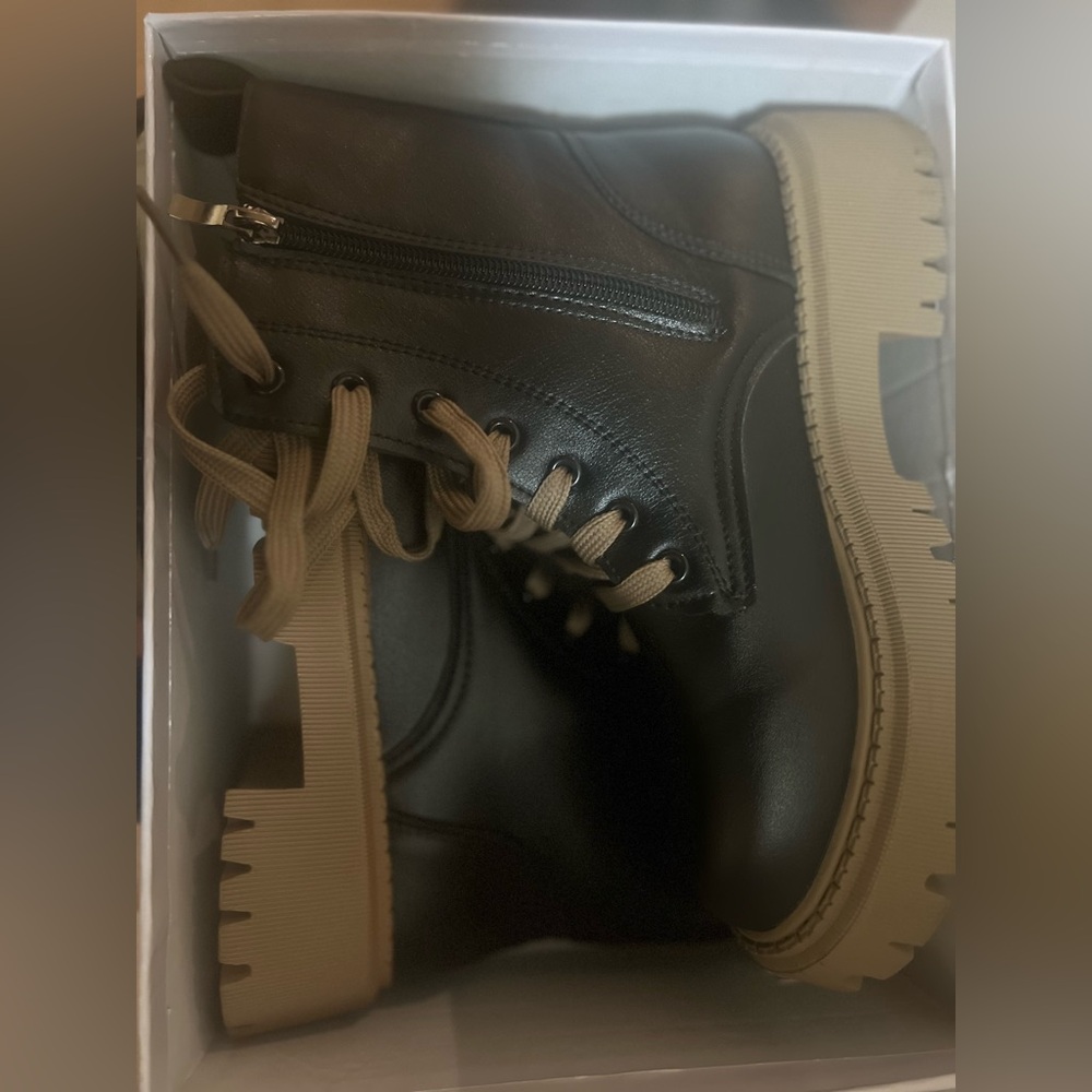 NWT!✨ Women’s Black and Tan Boots!